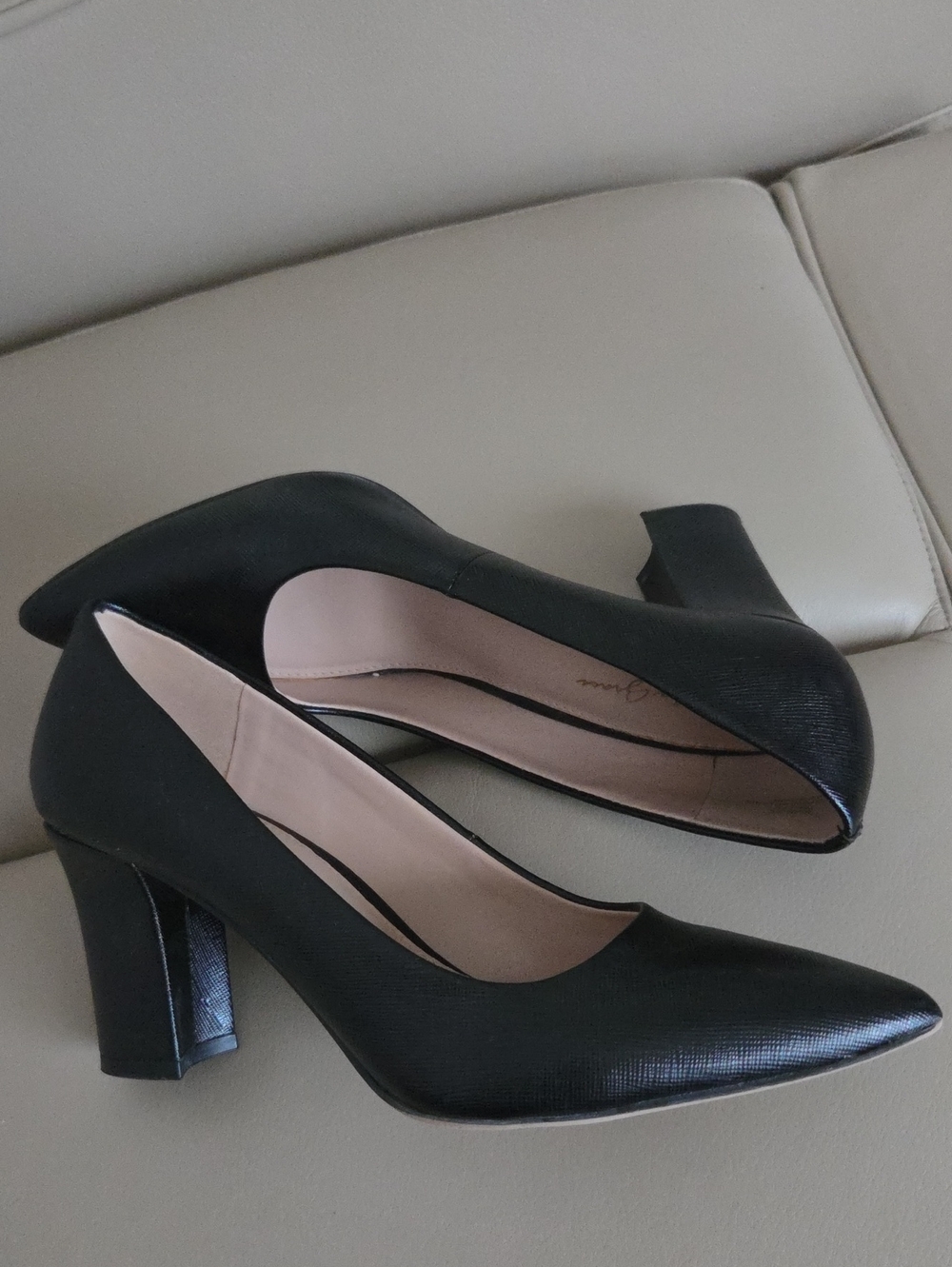 Amelia Grace Classic Black Pointed-Toe  Block Heel Pumps Size 7M